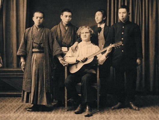 Фото: Василий Ерошенко, с гитарой, среди учеников Токийской школы слепых. 1914—1916.